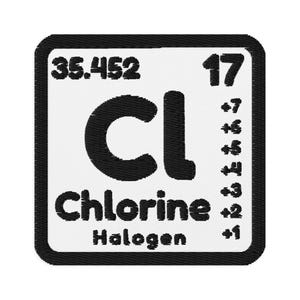 Puede incluir: Un cuadrado blanco con un borde negro muestra el elemento de la tabla periódica para el cloro. El símbolo "Cl" está en letras negras grandes. El número atómico "17" y el peso atómico "35,452" están en texto negro. La palabra "Cloro" está en texto negro debajo del símbolo. La palabra "Halógeno" está en texto negro debajo de la palabra "Cloro".