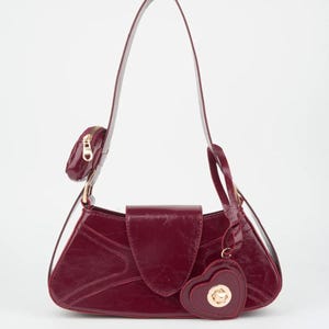 Sac bordeaux, sac en cuir bordeaux, sac à bandoulière bordeaux, sac à bandoulière en cuir bordeaux, sac à bandoulière en cuir, pochette bordeaux, sac fourre-tout