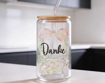 Cadeau de remerciement pour l'enseignant(e) : verre à boire – cadeau de départ pour une enseignante de garderie ou de maternelle, avec couvercle en bambou et paille en verre.