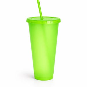 Puede incluir: Un vaso reutilizable de pl&aacute;stico en color verde lima brillante con tapa a juego y una pajita recta. El vaso presenta un acabado liso semitransl&uacute;cido y una forma cil&iacute;ndrica c&oacute;nica que se estrecha hacia la base, ofreciendo un dise&ntilde;o simple.