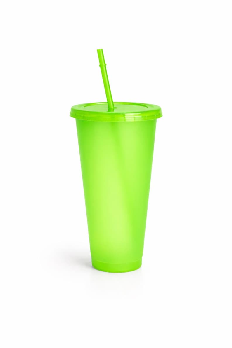 Puede incluir: Un vaso reutilizable de pl&aacute;stico en color verde lima brillante con tapa a juego y una pajita recta. El vaso presenta un acabado liso semitransl&uacute;cido y una forma cil&iacute;ndrica c&oacute;nica que se estrecha hacia la base, ofreciendo un dise&ntilde;o simple.