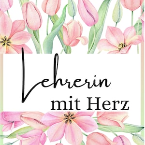 K&ouml;nnte beinhalten: Ein rechteckiger Druck mit Aquarellillustrationen von hellrosa Tulpen und gr&uuml;nen Stielen an den oberen und unteren R&auml;ndern. In der Mitte befindet sich der schwarze Schriftzug "Lehrerin mit Herz" in einer Kombination aus Schreib- und Serifenschrift.