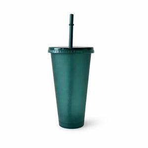 Puede incluir: Un vaso reutilizable de color verde bosque oscuro con acabado mate y una textura de purpurina sutil. La taza cuenta con una tapa verde oscuro a juego con un borde seguro y una pajita recta y delgada que se extiende verticalmente desde el centro.