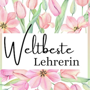 K&ouml;nnte beinhalten: Ein rechteckiger Druck mit Aquarellillustrationen von rosa Tulpen und gr&uuml;nen Stielen an den oberen und unteren R&auml;ndern. In der Mitte befindet sich der schwarze Schriftzug "Weltbeste Lehrerin" in einer Kombination aus Schreib- und Serifenschrift.