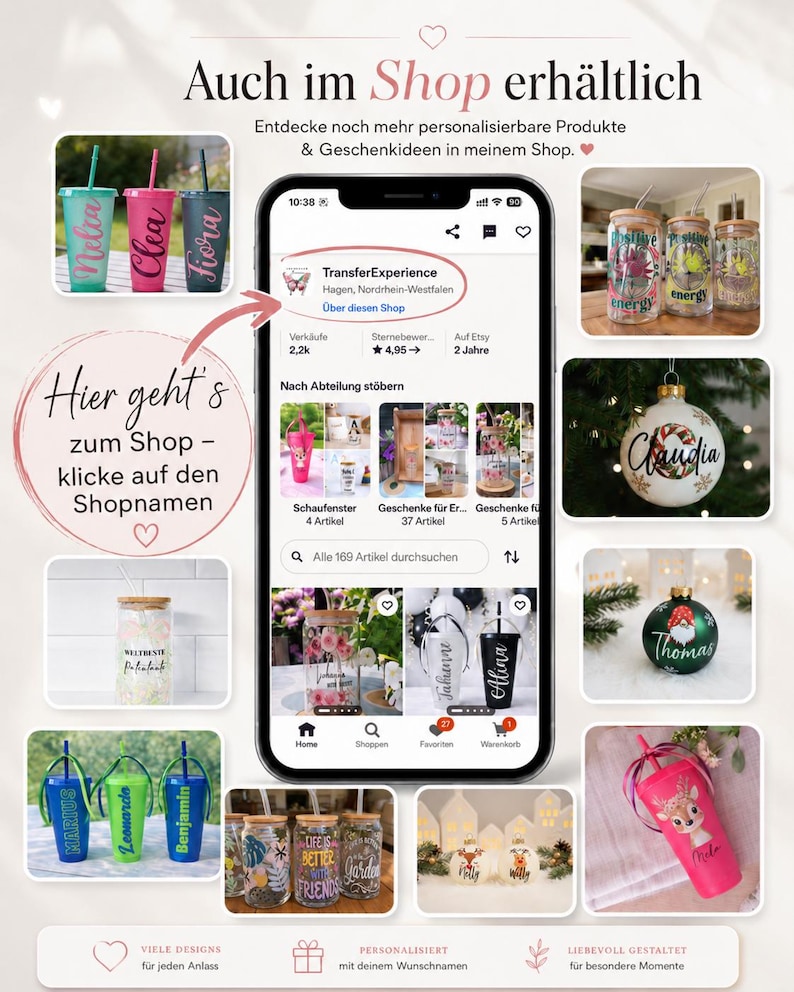 Puede incluir: Una pantalla de smartphone que muestra la interfaz de la tienda Etsy TransferExperience, rodeada de varios art&iacute;culos personalizados, incluyendo vasos de pl&aacute;stico con nombres, vasos de cristal con tapas de bamb&uacute; y adornos navide&ntilde;os.