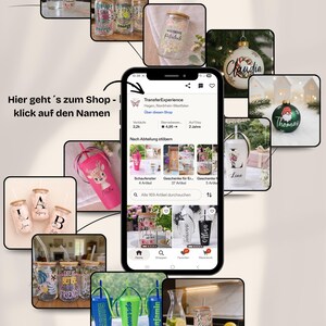Może przedstawiać: Ekran smartfona z interfejsem sklepu Etsy TransferExperience, otoczony kolażem spersonalizowanych szklanych kubk&oacute;w, plastikowych kubk&oacute;w ze słomkami oraz ozd&oacute;b choinkowych z imionami i motywami kwiatowymi.