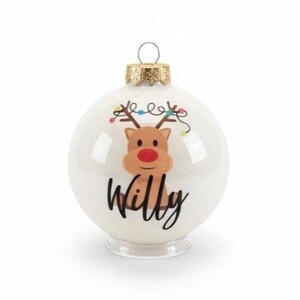 Weihnachtskugeln personalisiert für Kinder – Christbaumanhänger aus Glas mit Rentier und Name - Ø 8 cm mit Geschenkkarton Rentier Junge