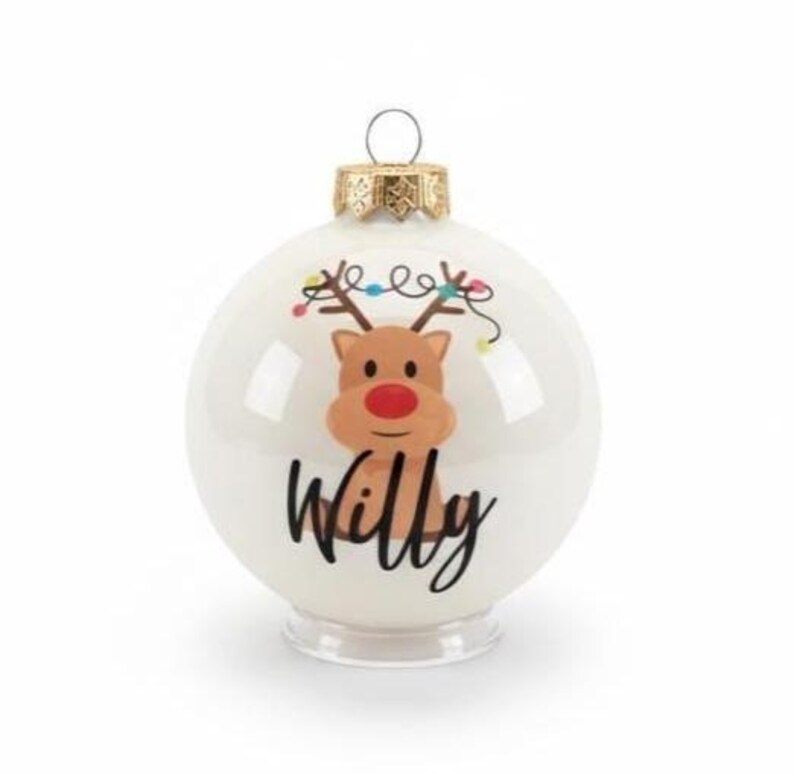 Weihnachtskugeln personalisiert für Kinder – Christbaumanhänger aus Glas mit Rentier und Name - Ø 8 cm mit Geschenkkarton Rentier Junge