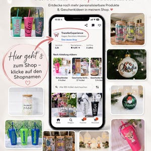 Puede incluir: Una pantalla de smartphone que muestra la interfaz de la tienda Etsy TransferExperience, rodeada de varios art&iacute;culos personalizados, incluyendo vasos de pl&aacute;stico con nombres, vasos de cristal con tapas de bamb&uacute; y adornos navide&ntilde;os.