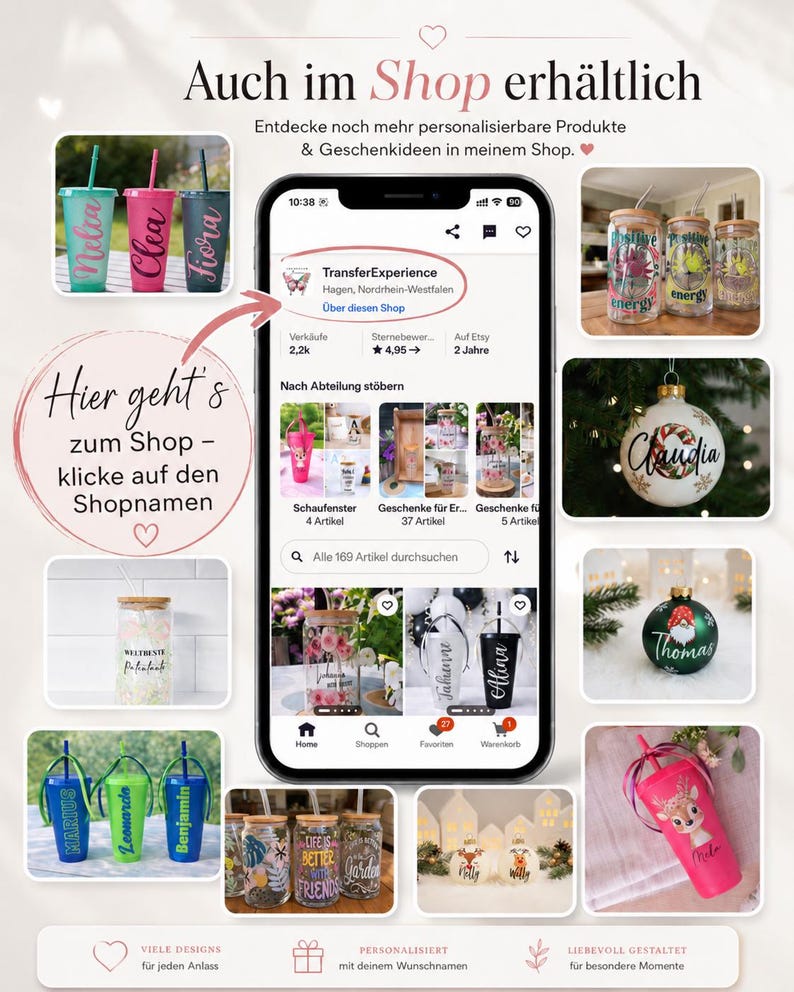 Puede incluir: Una pantalla de smartphone que muestra la interfaz de la tienda Etsy TransferExperience, rodeada de varios art&iacute;culos personalizados, incluyendo vasos de pl&aacute;stico con nombres, vasos de cristal con tapas de bamb&uacute; y adornos navide&ntilde;os.