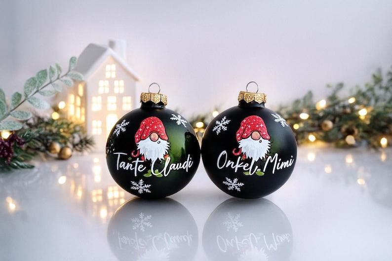 Weihnachtskugeln personalisiert – Christbaumkugel mit Wichtel aus Glas - grün, Ø 8 cm mit Geschenkkarton, Geschenk für Tante und Onkel Bild 1