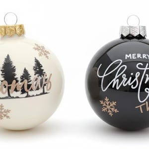 Weihnachtskugeln personalisiert mit Name + Motiv - Ø 8 cm– personalisierte Christbaumanhänger aus Glas mit Wunschname und Geschenkkarton 画像 3