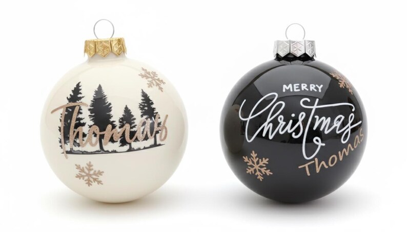 Weihnachtskugeln personalisiert mit Name + Motiv - Ø 8 cm– personalisierte Christbaumanhänger aus Glas mit Wunschname und Geschenkkarton 画像 3