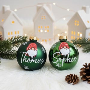 Weihnachtskugeln personalisiert – Christbaumkugel mit Wichtel aus Glas - grün, Ø 8 cm mit Geschenkkarton, Geschenk für Tante und Onkel Bild 2