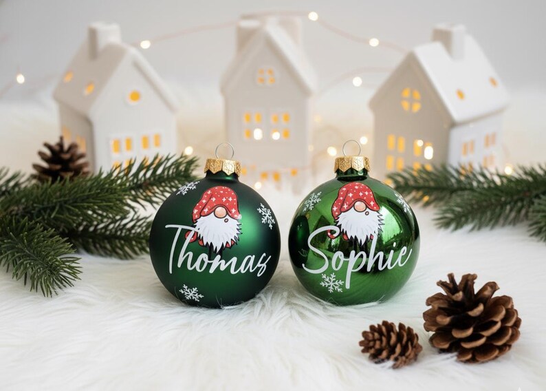 Weihnachtskugeln personalisiert – Christbaumkugel mit Wichtel aus Glas - grün, Ø 8 cm mit Geschenkkarton, Geschenk für Tante und Onkel Bild 2