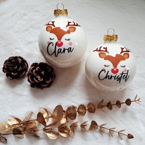 Weihnachtskugeln personalisiert für Kinder – Christbaumanhänger aus Glas mit Rentier und Name - Ø 8 cm mit Geschenkkarton Rentier Mädchen