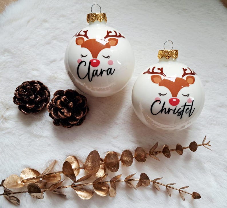 Weihnachtskugeln personalisiert für Kinder – Christbaumanhänger aus Glas mit Rentier und Name - Ø 8 cm mit Geschenkkarton Rentier Mädchen