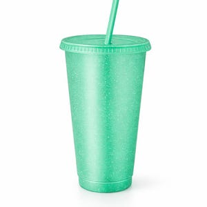 Puede incluir: Un vaso reutilizable de color verde menta con textura moteada, que incluye una tapa a juego y una pajita recta insertada en el centro. El vaso tiene una forma cil&iacute;ndrica c&oacute;nica con un borde estriado y un color uniforme y constante.