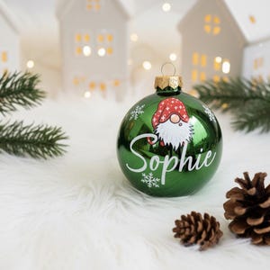 Weihnachtskugeln personalisiert – Christbaumkugel mit Wichtel aus Glas - grün, Ø 8 cm mit Geschenkkarton, Geschenk für Tante und Onkel Grün - glänzend, 8cm