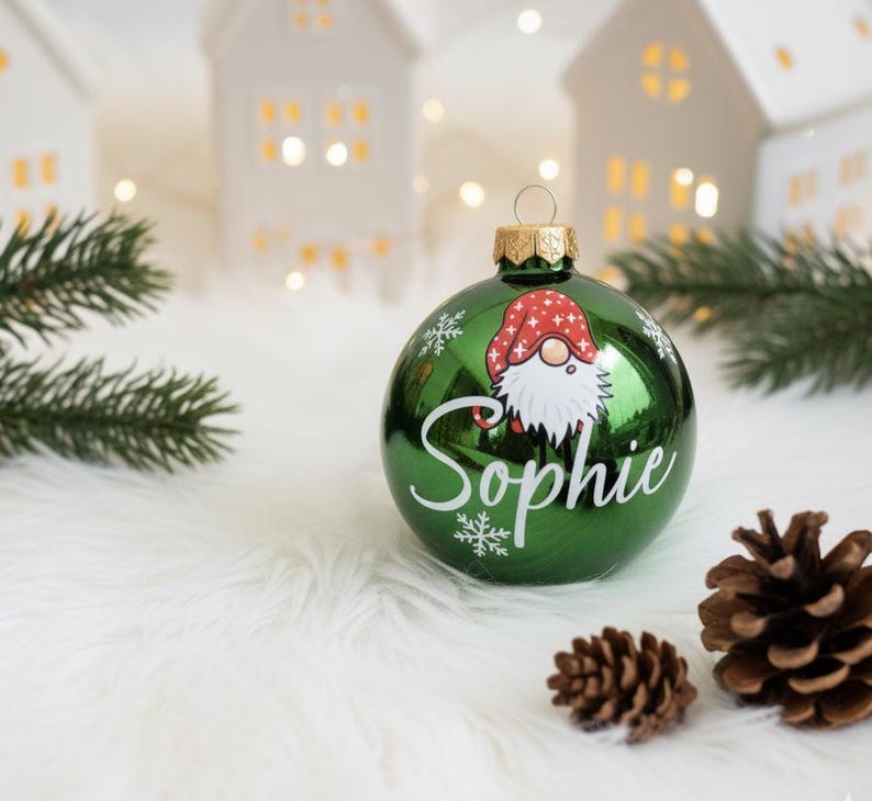 Weihnachtskugeln personalisiert – Christbaumkugel mit Wichtel aus Glas - grün, Ø 8 cm mit Geschenkkarton, Geschenk für Tante und Onkel Grün - glänzend, 8cm