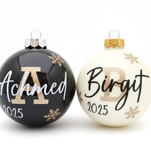 Personalized Christmas baubles with name – personalized glass Christmas tree ornament with gift box | Ø 6 or 8 cm - Christmas tree bauble Buchstabe+Jahr