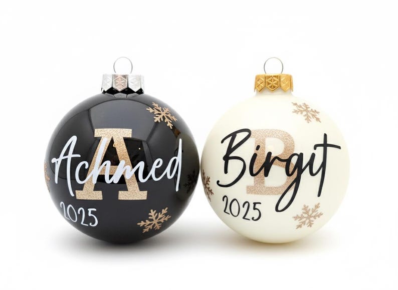 Personalized Christmas baubles with name – personalized glass Christmas tree ornament with gift box | Ø 6 or 8 cm - Christmas tree bauble Buchstabe+Jahr