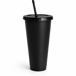 Puede incluir: Un vaso de color negro mate con tapa negra a juego y una pajita negra recta. El vaso presenta una forma cil&iacute;ndrica c&oacute;nica con un acabado liso, una tapa de ajuste seguro y una pajita delgada que sobresale del centro de la tapa.
