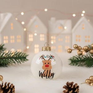 Weihnachtskugeln personalisiert für Kinder – Christbaumanhänger aus Glas mit Rentier und Name - Ø 8 cm mit Geschenkkarton bild 2