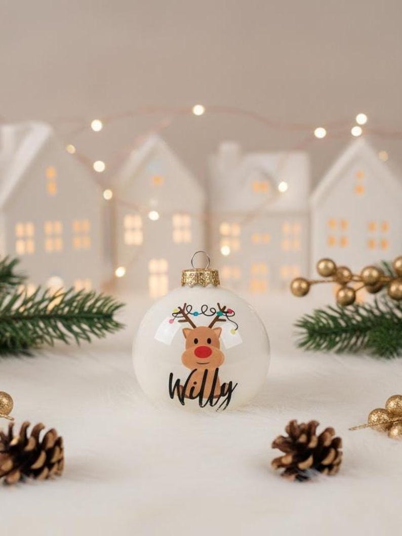 Weihnachtskugeln personalisiert für Kinder – Christbaumanhänger aus Glas mit Rentier und Name - Ø 8 cm mit Geschenkkarton bild 2