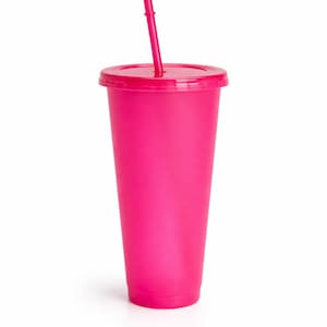 Puede incluir: Un vaso de color rosa intenso con tapa a juego y pajita reutilizable. El vaso presenta un exterior liso de color s&oacute;lido con una forma cil&iacute;ndrica c&oacute;nica, dise&ntilde;ado para contener bebidas fr&iacute;as manteniendo un tono brillante y uniforme.