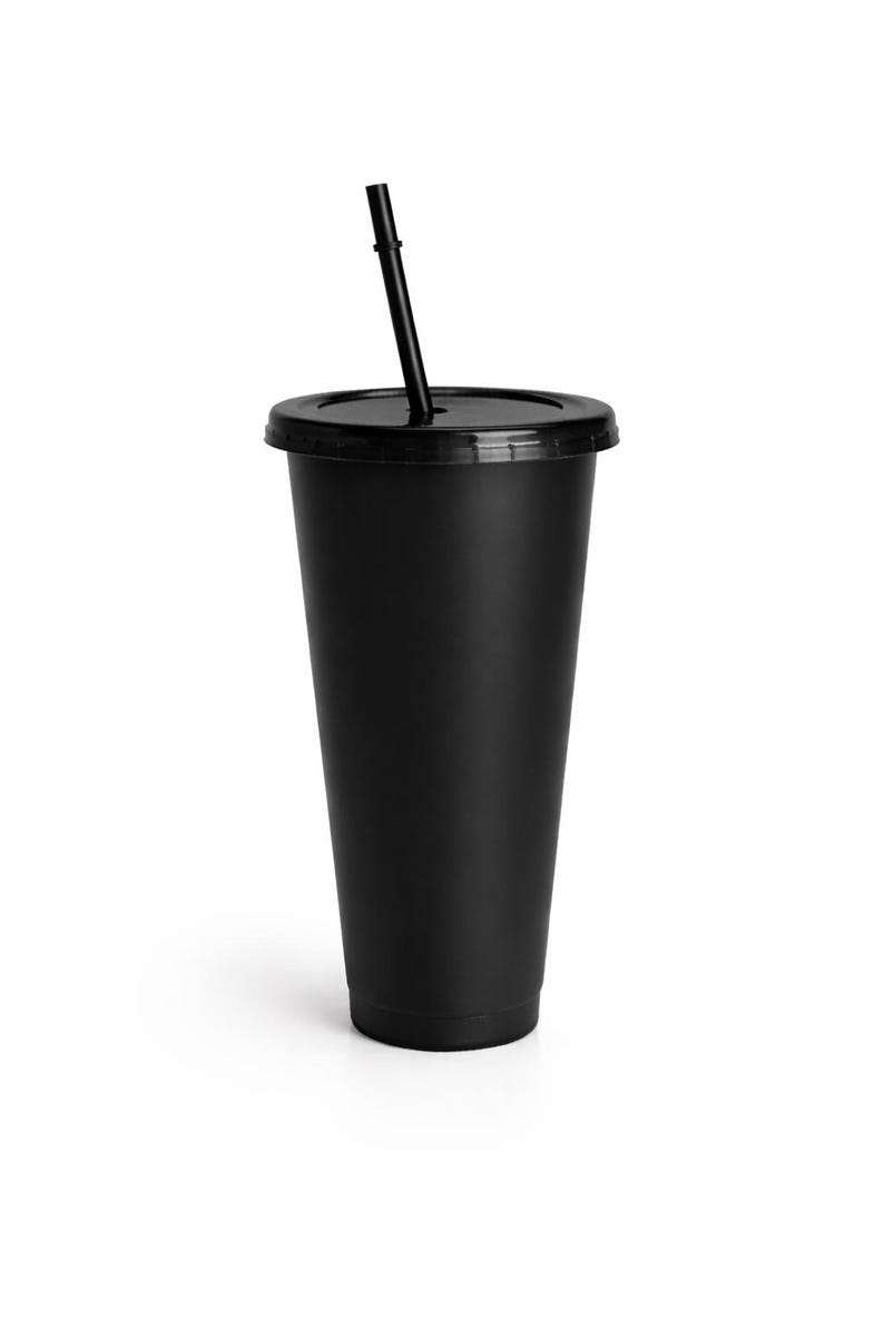 Puede incluir: Un vaso de color negro mate con tapa negra a juego y una pajita negra recta. El vaso presenta una forma cil&iacute;ndrica c&oacute;nica con un acabado liso, una tapa de ajuste seguro y una pajita delgada que sobresale del centro de la tapa.