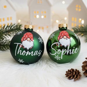 Weihnachtskugeln personalisiert – Christbaumkugel mit Wichtel aus Glas - grün, Ø 8 cm mit Geschenkkarton, Geschenk für Tante und Onkel Bild 3