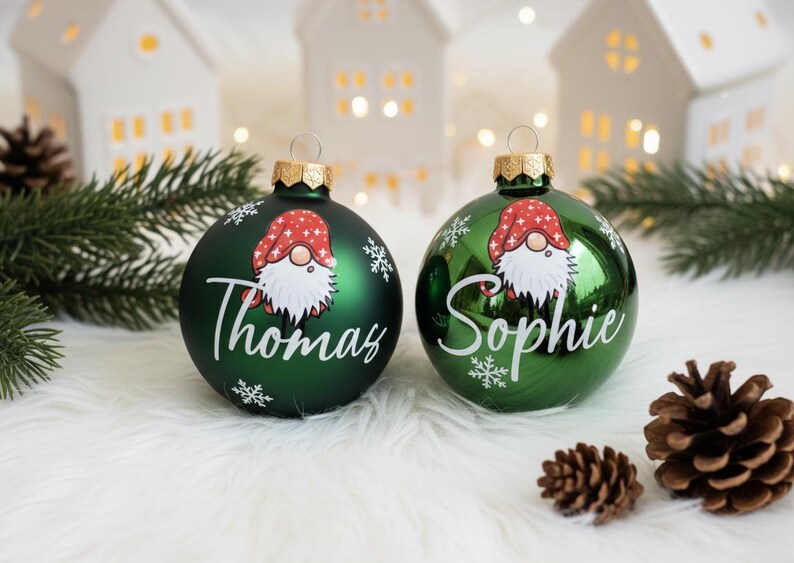 Weihnachtskugeln personalisiert – Christbaumkugel mit Wichtel aus Glas - grün, Ø 8 cm mit Geschenkkarton, Geschenk für Tante und Onkel Bild 3