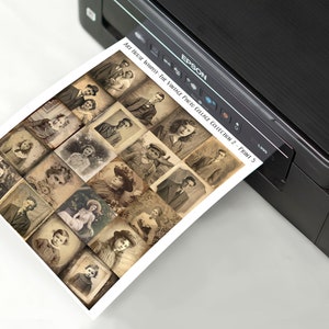 K&ouml;nnte beinhalten: Ein schwarz-wei&szlig;er Drucker mit einem Blatt Papier, das aus ihm herauskommt. Das Papier zeigt eine Collage aus Vintage-Fotos. Der Text auf dem Papier lautet "Art Fleur Whimsy - For Vintage Photo Collage Collection 2 - Print 5".