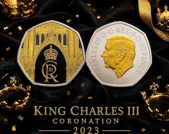 König Charles III Krönung 50p Münze 2023 | Royal Mint | Handfarbiges goldenes Abziehbild | London | Unzirkuliertes königliches Geschenk-Andenken