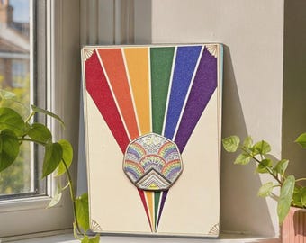 Regenbogen-Sonnenstrahl-50-Pence-Münzkarte, Pride-50-Pence-Münze 2022, handkoloriert, Art-déco-Präsentationskarte, Geschenk für LGBTQ-Münzsammler, hergestellt von der Royal Mint (UK).