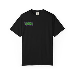 Puede incluir: Camiseta negra con la palabra "LOGAN" en un diseño de estilo grafiti verde y morado en la parte superior izquierda del pecho. La camiseta tiene mangas cortas y cuello redondo. La camiseta está hecha de un material suave.