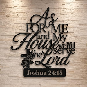Puede incluir: Arte de pared de metal negro con el texto "As for me and My House we Will serve the Lord Joshua 24:15" en una fuente decorativa. El arte incluye una cruz y detalles florales, montado en una pared clara y texturizada.