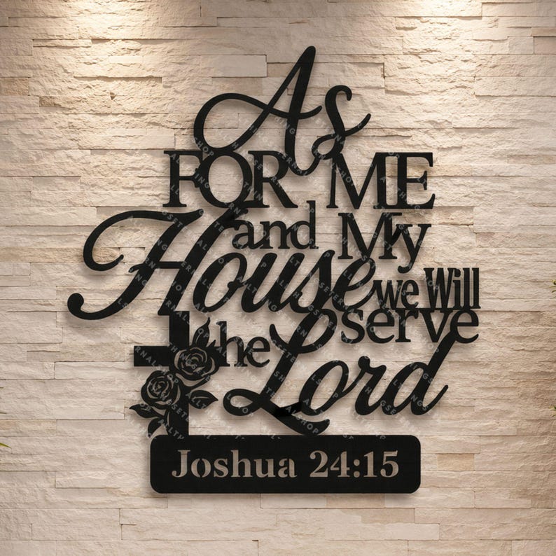 Puede incluir: Arte de pared de metal negro con el texto "As for me and My House we Will serve the Lord Joshua 24:15" en una fuente decorativa. El arte incluye una cruz y detalles florales, montado en una pared clara y texturizada.
