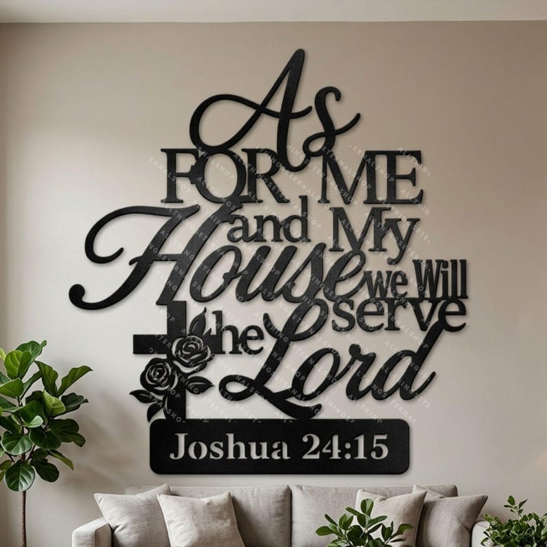 Puede incluir: Arte de pared de metal negro con la cita "En cuanto a m&iacute; y a mi casa, serviremos al Se&ntilde;or Josu&eacute; 24:15". El arte presenta una cruz y rosas, y est&aacute; montado en una pared de color claro sobre un sof&aacute;.