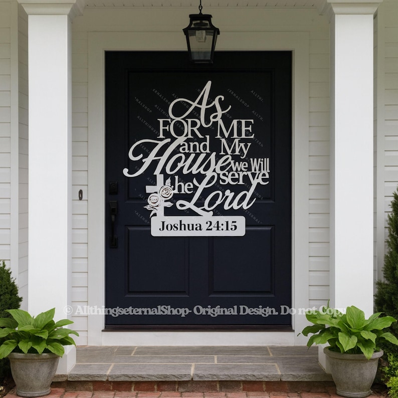 Puede incluir: Un letrero met&aacute;lico blanco con el texto "As for me and My house we will serve the Lord Joshua 24:15" est&aacute; montado en una puerta azul oscuro. El letrero tiene una fuente decorativa y una cruz con una rosa. La puerta est&aacute; enmarcada por molduras blancas.