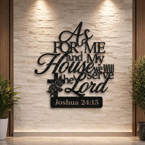 Puede incluir: Arte de pared de metal negro con el texto "As for me and My House we will serve the Lord" y "Joshua 24:15". El arte presenta una cruz y detalles florales, montado sobre una pared de piedra de color claro.