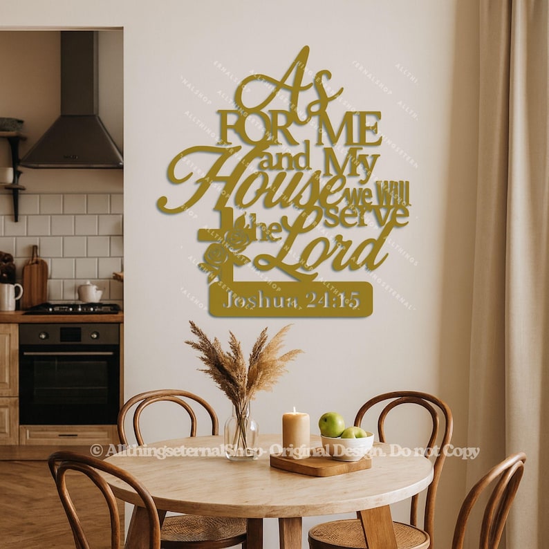Puede incluir: Una pieza de arte mural de metal dorado con el texto "As for me and My House we will serve the Lord Joshua 24:15". El arte presenta una cruz y detalles florales.