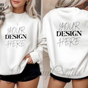 以下が含まれることがあります： クリーム色のGildan 18500パーカーモックアップ。スウェットシャツの前面には、黒の太字で「YOUR DESIGN HERE」というテキストが表示されています。スウェットシャツの背面にも同じテキストが表示されています。モデルは黒いショートパンツを着用しています。
