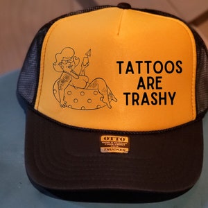 Frauen Trucker Hats mit DTF Applikation auf einem Hut der Marke Otto....Tattoos sind kitschig