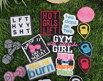 Può includere: Una collezione di toppe ricamate con disegni a tema fitness, tra cui manubri, kettlebell e testi come "LFT HVY SHT", "HOT GRLS LIFT", "two claps on two", "DROP IT LIKE A SQUAT", "GYM GIRL", "BURN is my happy place", "FEEL THE burn" e "StrongAF".