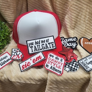 Czapka piłkarska trucker z haftowanymi naszywkami i łańcuchem. Przedmiot można dostosować.