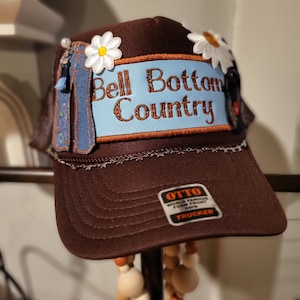 Bell-Bottom-Country-Otto-Trucker-Hut mit Glockenboden-Patch und Accessoires: Inspiriert von Lainey Eisenweise und den 70er Jahren