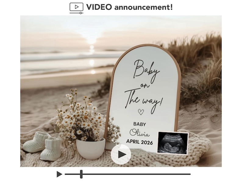Peut inclure: Sc&egrave;ne d'annonce de grossesse sur une plage. Un panneau indique "B&eacute;b&eacute; en route !" avec le nom et la date d'accouchement du b&eacute;b&eacute;. La sc&egrave;ne comprend des chaussons de b&eacute;b&eacute;, un petit arrangement floral et une image d'&eacute;chographie. L'arri&egrave;re-plan montre l'oc&eacute;an et le coucher de soleil.