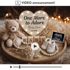 以下が含まれることがあります： テディベア、BABYと書かれた木製ブロック、ベビーシューズを使ったベビー発表。 「One More to Adore Baby Olivia July 2026」の文字が入ったハート型の看板がライトアップされています。 超音波画像も含まれています。